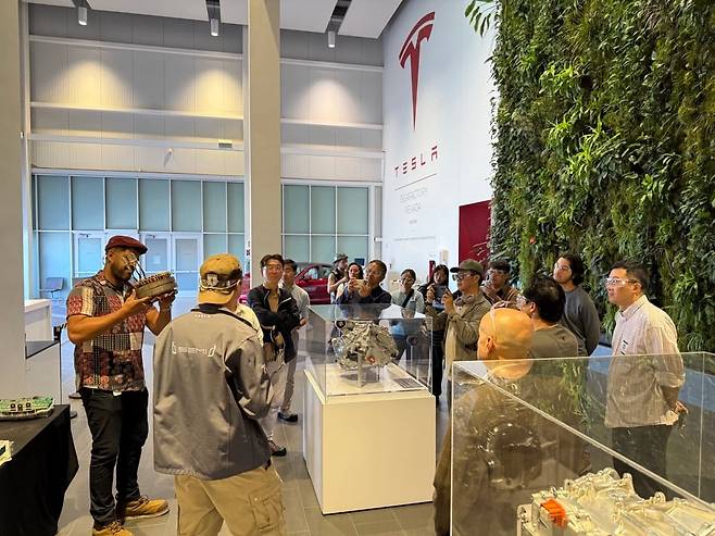 한국 스타트업 대표들이 지난 8일 네바다 테슬라 기가 팩토리를 찾아 현지 관계자로부터 설명을 듣고 있는 모습./사진=이미호기자