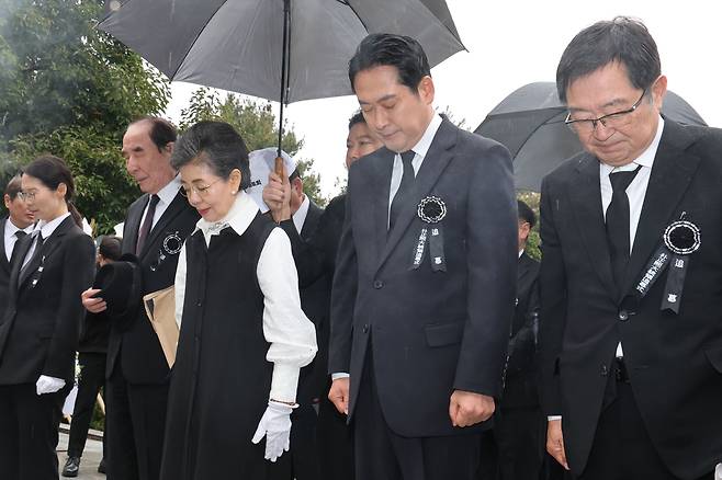 국민의힘 장동혁 대표가 26일 서울 동작구 국립서울현충원에서 열린 박정희 전 대통령 서거 46주기 추모식에 참석해 헌화 및 분향한 뒤 묵념을 하고 있다. /연합뉴스