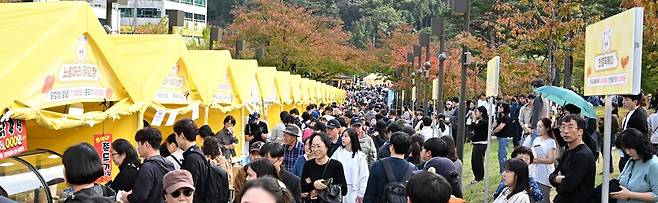 휴일인 26일 김천 사명대사공원과 직지문화공원 등에서 열린 김천김밥축제를 찾은 방문객들이 김밥을 사기 위해 장사진을 이루고 있다. 김천시 제공