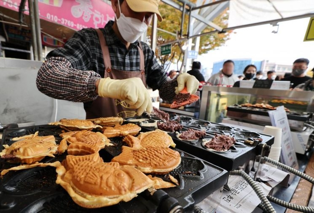 서울 종로구 광장시장 붕어빵 가게에서 붕어빵이 구워지고 있다. [연합뉴스 제공]