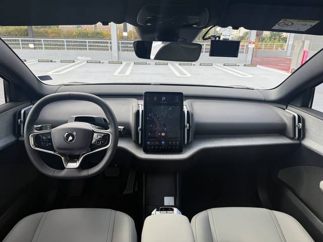 볼보 EX30CC 1열 모습. 계기반 없이 센터 디스플레이만 탑재돼 심플한 인테리어. 임주희 기자