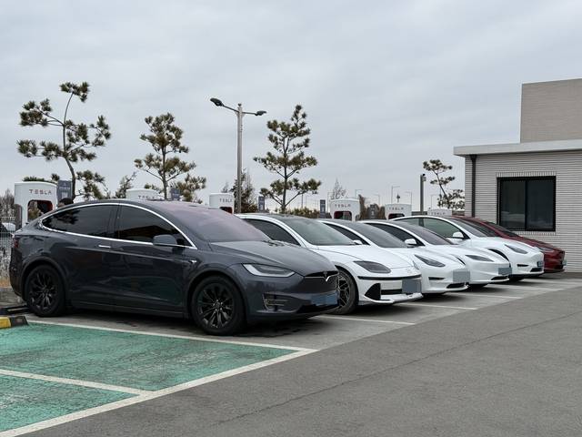 경기도 고양시 한 휴게소에 위치한 테슬라 전기차 충전소 수퍼차저에서 전기차들이 충전을 하고 있다. 임주희 기자