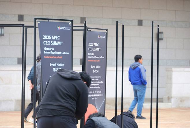 APEC 서밋 행사 열리는 국립경주박물관 (경주=연합뉴스) 박세진 기자 = 2025 경주 아시아태평양경제협력체(APEC) 정상회의 주간 시작을 하루 앞둔 26일 경북 경주 국립경주박물관에서 작업자들이 APEC 서밋 행사 안내판을 설치하고 있다. 2025.10.26  psjpsj@yna.co.kr  (끝)