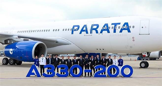 인천국제공항에서 지난 19일 진행된 파라타항공 3호기(A330-200)도입 기념행사에서 윤철민 파라타항공 대표이사(왼쪽 여덟번째)와 임직원들이 기념촬영을 하고 있다. 파라타항공 제공