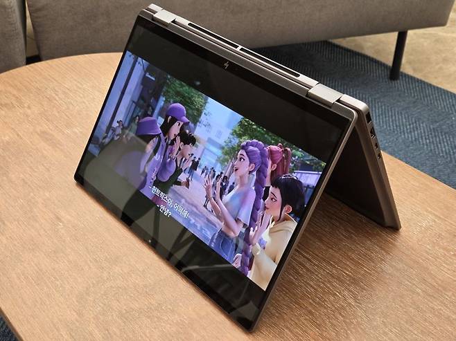 텐트처럼 세워 태블릿처럼 쓸 수 있는 ‘HP 옴니북 X 플립 14’. 사진=구자윤 기자