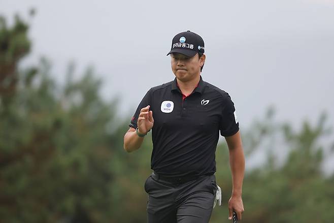 이정환이 제네시스 챔피언십 10번홀 버디퍼팅에 성공한 이후 갤러리 에게 인사하고 있다 .KPGA 제공