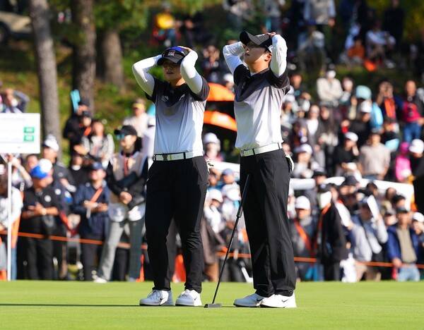 2025년 미국여자프로골프(LPGA) 투어 '국가 대항전' 매치플레이 이벤트인 '2025 한화 라이프플러스 인터내셔널 크라운'에 출전하는 '팀 코리아' 최혜진, 김효주 프로가 조별리그 3라운드에서 아쉬워하는 모습이다. 사진제공=Getty Images_LPGA (사진을 무단으로 사용하지 마십시오.)