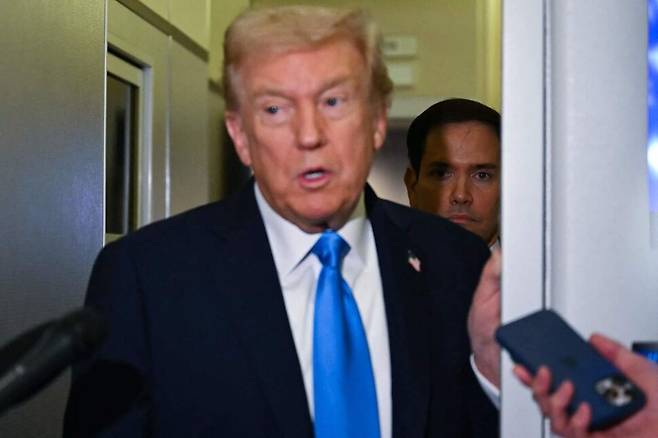 도널드 트럼프 미국 대통령이 25일 아세안 정상회의 참석차 말레이시아로 향하는 도중 급유를 위해 에어포스 원이 카타르 도하에 착륙한 동안 기자들에게 발언하고 있다. AFP 연합뉴스