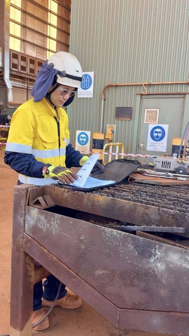 철광석 저장소의 낡은 철판 교체를 위해 필요한 서류를 작성하는 모습이다. 본인 제공