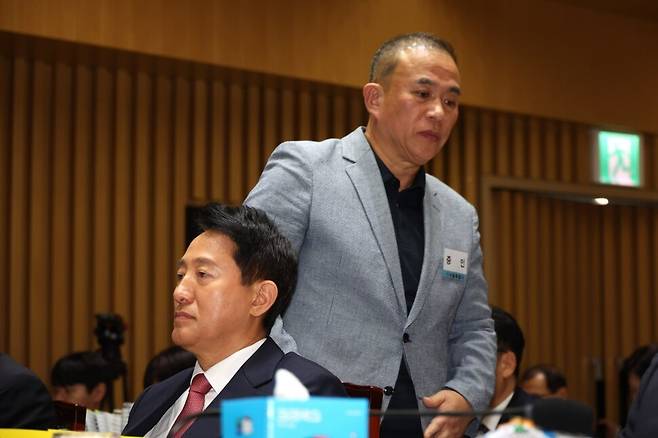 23일 서울시청에서 열린 국회 행정안전위원회 국정감사에서 증인으로 출석한 명태균씨가 발언대로 가기 위해 오세훈 서울시장 곁을 지나가고 있다. 류우종 선임기자 wjryu@hani.co.kr