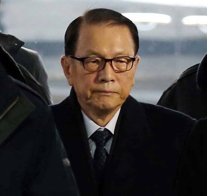 김기춘 전 대통령 비서실장이 지난 2017년 구속 전 피의자심문(영장실질심사)을 받기 위해 서울 서초구 서울중앙지방법원으로 들어서고 있다. 박종식 기자