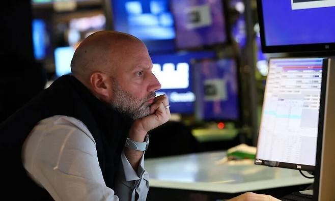 지난 13일(현지시각) 뉴욕상업거래소(NYMEX)에서 한 직원이 모니터를 보고 있다. AFP 연합뉴스