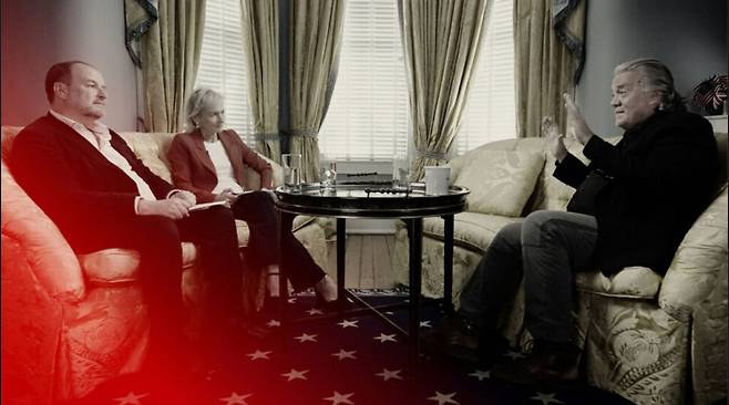 스티브 배넌 전 미국 백악관 수석전략보좌관이 24일 이코노미스트 편집진과 회견을 하고 있다. 이코노미스트 누리집 갈무리