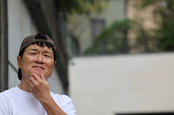 새 앨범인 정규 14집 ‘인간계’를 발매한 가수 안치환이 15일 오후 서울 서대문구 스튜디오 ‘참꽃’에서 한겨레와 인터뷰를 하고 있다. 류우종 선임기자 wjryu@hani.co.kr