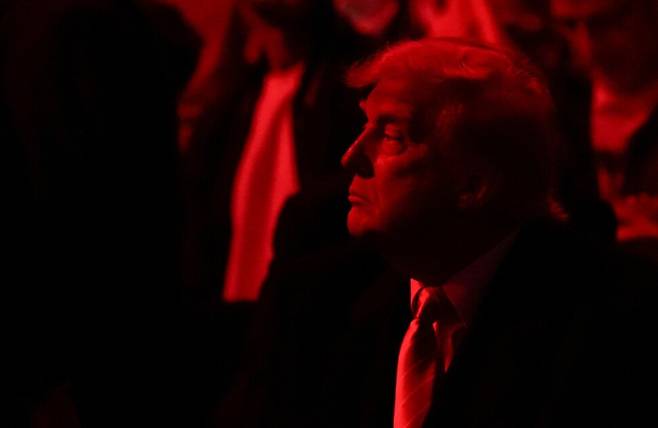 도널드 트럼프 미국 대통령이 2025년 3월 22일 미국 펜실베이니아주 필라델피아에서 열린 미국대학체육협회(NCAA) 남자 레슬링 선수권 대회에 참석하고 있다. 로이터 연합뉴스