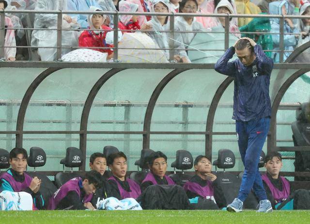 10일 서울월드컵경기장에서 열린 남자 축구 국가대표 10월 A매치 친선전 대한민국과 브라질의 경기에서 홍명보 감독이 머리를 쓸어 넘기고 있다. 뉴시스