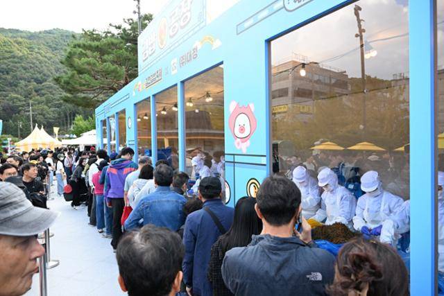 25일 경북 김천시 대항면 사명대사공원에서 열린 '2025 김천김밥축제'를 찾은 시민들이 다양한 김밥을 맛보기 위해 길게 줄을 서고 있다. 김천시 제공