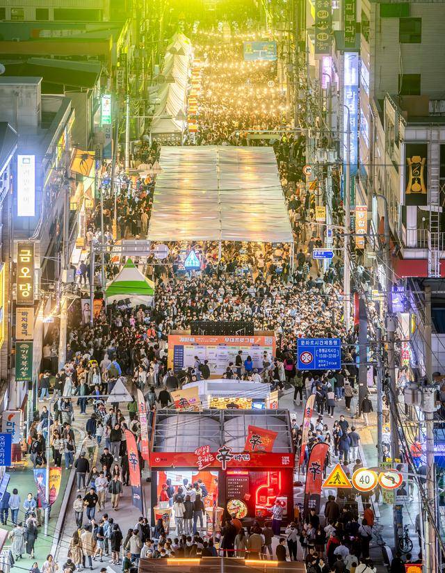 지난해 경북 구미역 일대에서 열린 '2024 구미라면축제'가 인파로 북적이고 있다. 구미시 제공