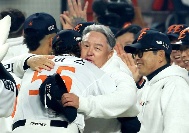 <yonhap photo-6637=""> 와이스 안아주는 김경문 감독 (대전=연합뉴스) 김준범 기자 = 24일 대전한화생명볼파크에서 열린 2025 프로야구 KBO리그 포스트시즌 플레이오프 5차전 삼성 라이온즈와 한화 이글스의 경기에서 승리한 김경문 감독이 와이스를 안아주고 있다. 2025.10.24 psykims@yna.co.kr/2025-10-24 22:09:36/ <저작권자 ⓒ 1980-2025 ㈜연합뉴스. 무단 전재 재배포 금지, AI 학습 및 활용 금지></yonhap>