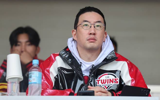 <yonhap photo-5373="">구광모 LG 회장이 26일 서울 잠실야구장에서 열린 2025 프로야구 KBO리그 포스트시즌 한국시리즈 1차전 한화 이글스와 LG 트윈스의 경기를 관람하고 있다. 2025.10.26 [연합뉴스]</yonhap>