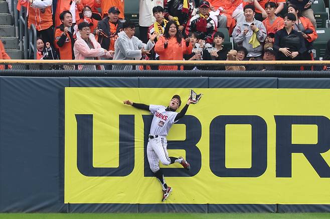 <yonhap photo-5161=""> 호수비 펼치는 박해민 (서울=연합뉴스) 서대연 기자 = 26일 서울 잠실야구장에서 열린 2025 프로야구 한국시리즈 1차전 한화 이글스 대 LG 트윈스 경기. 1회 초 1사 1루 때 LG 중견수 박해민이 한화 문현빈의 장타를 잡고 있다. 2025.10.26 dwise@yna.co.kr/2025-10-26 14:27:27/ <저작권자 ⓒ 1980-2025 ㈜연합뉴스. 무단 전재 재배포 금지, AI 학습 및 활용 금지></yonhap>