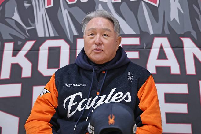 <yonhap photo-4714="">김경문 한화 이글스 감독이 26일 서울 잠실야구장에서 열리는 2025 프로야구 한국시리즈 1차전 한화 이글스 대 LG 트윈스의 경기를 앞두고 인터뷰를 하고 있다. 2025.10.26 [연합뉴스]</yonhap>