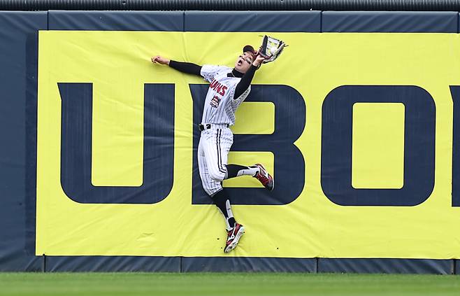 <yonhap photo-4900="">26일 서울 잠실야구장에서 열린 2025 프로야구 한국시리즈 1차전 한화 이글스 대 LG 트윈스 경기. 1회 초 1사 1루 때 LG 박해민이 한화 문현빈의 장타를 잡고 있다. 2025.10.26 [연합뉴스]</yonhap>