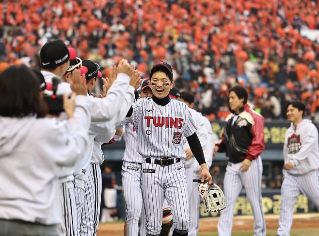 <yonhap photo-6032="">26일 서울 잠실야구장에서 열린 2025 프로야구 한국시리즈 한화 이글스 대 LG 트윈스 1차전 경기. 8 대 2 LG의 승리로 경기가 끝난 후 박해민을 비롯한 LG 선수들이 기뻐하고 있다. 2025.10.26 [연합뉴스]</yonhap>