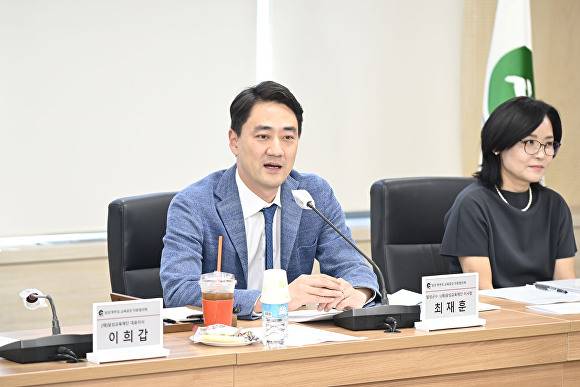 최재훈 달성군수가 23일 지역 초등학교 교장과의 간담회에서 핵심 교육 사업들을 설파하고 있다 [사진=달성군]