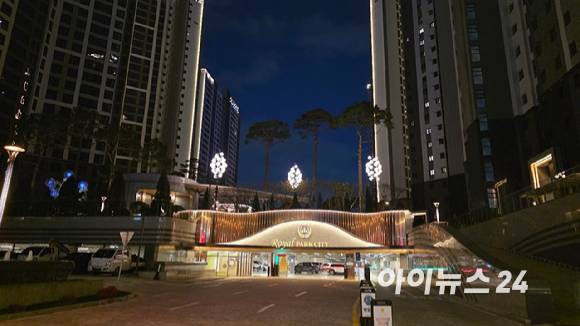 22일 신검단 로열파크씨티Ⅱ 야간 전경. [사진=이수현 기자]