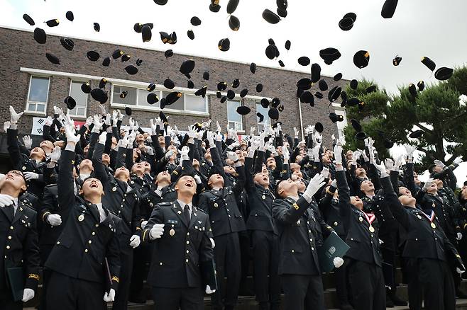 신임 특전부사관들이 베레모를 던지고 있다. 뉴스1