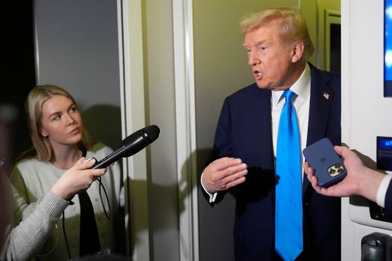 도널드 트럼프 대통령이 25일(현지시간) 카타르 도하 알 우데이드 공군기지에서 캐롤라인 레빗 백악관 대변인과 함께 기자들과 대화를 나누고 있다. AP=연합뉴스