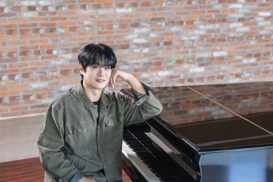 오는 29일 '노래의 날개 위에' 리사이틀 무대에 서는 테너 김민석. [제공 마포아트센터]