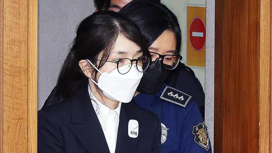 도이치모터스 주가조작과 명태균 공천개입, 통일교 청탁?뇌물 수수 의혹 혐의 등으로 구속기소 된 김건희 씨(파면된 전직 대통령 윤석열의 아내)가 24일 오후 서울 서초구 서울중앙지방법원에서 열린 첫 재판에 출석하고 있다. 〈2025.9.24 사진공동취재단〉