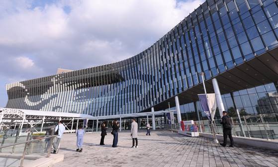 2025 경주 아시아태평양경제협력체(APEC) 정상회의를 앞둔 26일 경북 경주화백컨벤션 입구에서 외국인 방문객들이 기념사진을 찍고 있다. 뉴스1