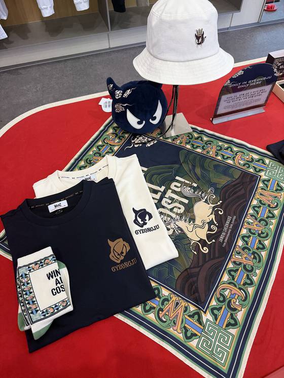 코오롱FnC가 운영하는 골프웨어 브랜드 왁(WAAC)이 APEC을 기념해 출시한 '경주 에디션'. 사진 코오롱FnC