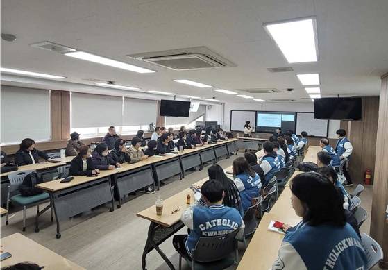 지난 3월 강원도 강릉시 가톨릭관동대 복지상담학과에서 연 신입·편입생 오리엔테이션 모습. [사진 가톨릭관동대]