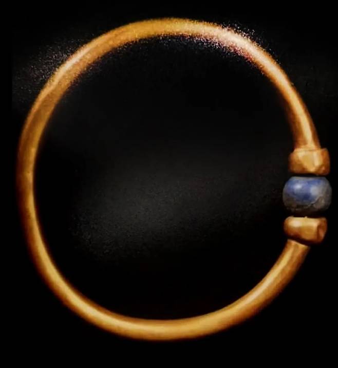 카이로 박물관에서 도난당한 파라오 금팔찌