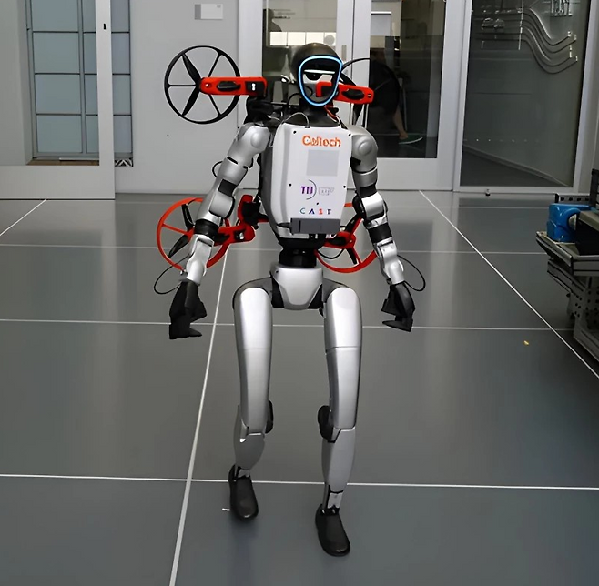 캘리포니아공대와 아부다비 기술혁신연구소(TII)가 개발한 로봇 ‘X1’이 실내를 걷고 있다. 캘리포니아공대 제공