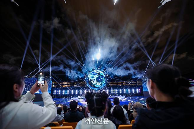 APEC 정상회의 개막을 엿새 앞둔 지난 25일 경북 경주시 보문수상공연장을 찾은 시민들이 APEC 기념 멀티미디어쇼 ‘천년의 신비, 내일을 날다’를 감상하고 있다. 이준헌 기자