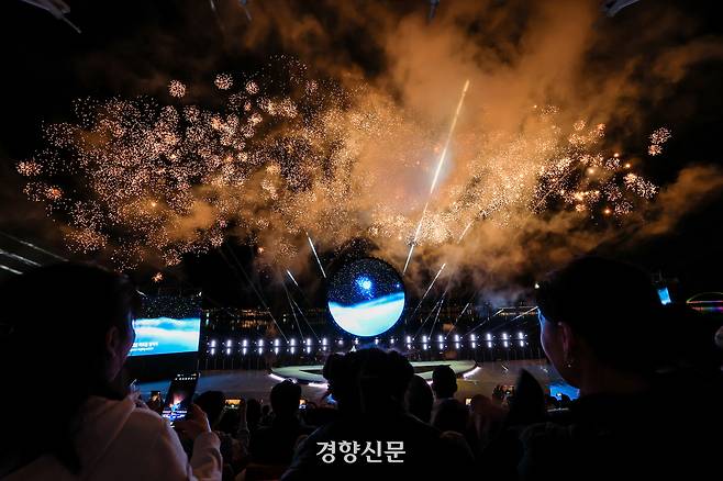 APEC 정상회의 개막을 엿새 앞둔 지난 25일 경북 경주시 보문수상공연장을 찾은 시민들이 APEC 기념 멀티미디어쇼 ‘천년의 신비, 내일을 날다’를 감상하고 있다. 이준헌 기자