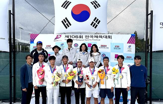 부산 북구 화명생태공원 테니스장에서 지난 22일 열린 제106회 전국체전 테니스 18세 이하 남자 단체전에서 금메달을 획득한 강원 양구고등학교 선발팀이 코치진 및 관계자들과 기념 촬영하고 있다. 연합뉴스.