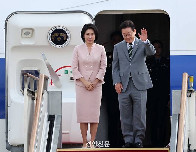 아세안+3에 참석하기 위해 출국하는 이재명 대통령과 김혜경 여사가 26일 경기 성남 서울공항에서 공군1호기에 올라 환송객들에게 인사하고 있다. 김창길 기자