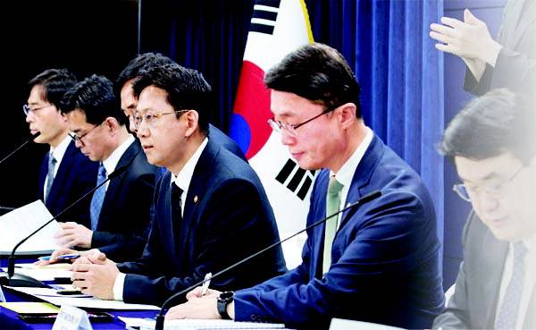 배경훈 과학기술정보통신부 장관 겸 부총리(왼쪽에서 네 번째)는 지난 22일 서울 종로구 정부서울청사 본관 브리핑룸에서 ‘범부처 정보보호 종합대책’을 발표했다.  과기정통부 제공