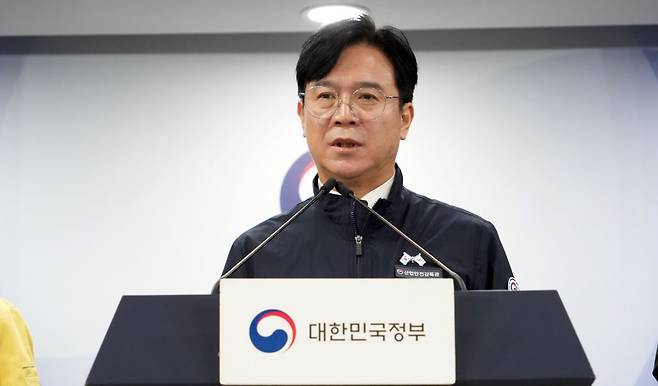 김영훈 고용노동부 장관이 경북 경주에서 발생한 질식사고 중대재해 관련 긴급브리핑에서 26일 발언하는 모습. 고용노동부 제공