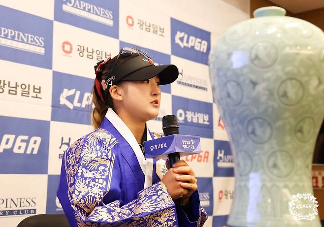 26일 막을 내린 KLPGA투어 광남일보 해피니스 오픈에서 외국인 시드권자로는 최초로 우승한 리슈잉이 한복 우승재킷과 고려청자 모양의 우승 트로피를 놓고 기자회견에서 질문에 답하고 있다. KLPGA