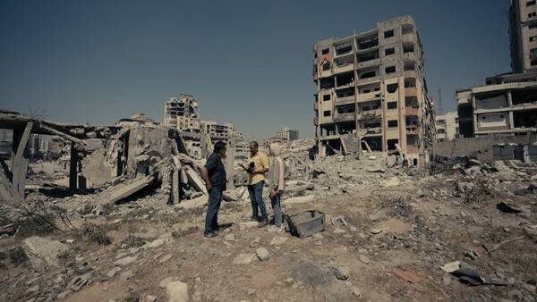 ▲이스라엘군이 폭격으로 폐허가 된 팔레스타인 가자지구 잔해 위에 서 있는 모하메드 사와프 팔레스타인 영화감독. 사진=사와프 감독 제공