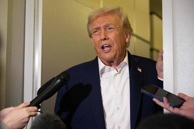 아세안 정상회의와 APEC 포럼 참석을 위해 에어포스원에 탑승한 도널드 트럼프 미국 대통령이 24일(현지시간) 기내에서 언론인들의 질문에 답변하고 있다. [AFP = 연합뉴스]