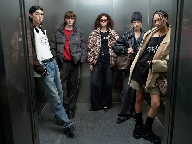 마뗑킴 모델들이 마뗑킴 옷을 입고 포즈를 취하고 있다. <마뗑킴>