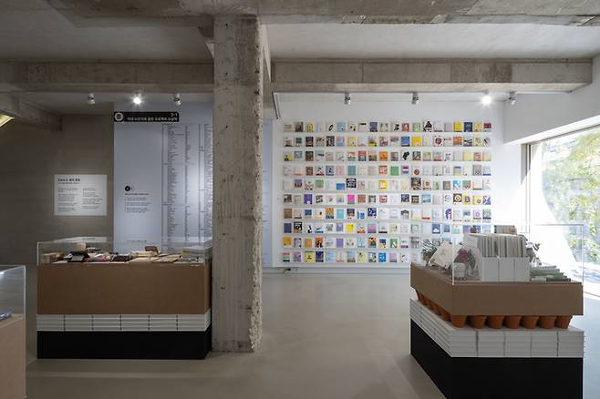 브런치 10주년 팝업 전시 ‘작가의 꿈’ 내부. 전시관은 총 3층 규모로, ‘꿈의 승강장’, ‘내면의 방’, ‘꿈의 정원’, ‘작가의 브런치’, ‘함께 꿈꾸면 현실이 된다’ 등의 구역이 조성돼있다.  [사진 = 카카오]